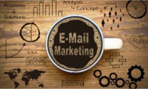 Ein Bild zum E-Mail-Marketing mit einer Kaffetasse auf einem Tisch und der Kaffeeschaum bildet den Schriftzug "E-Mail Marketing"